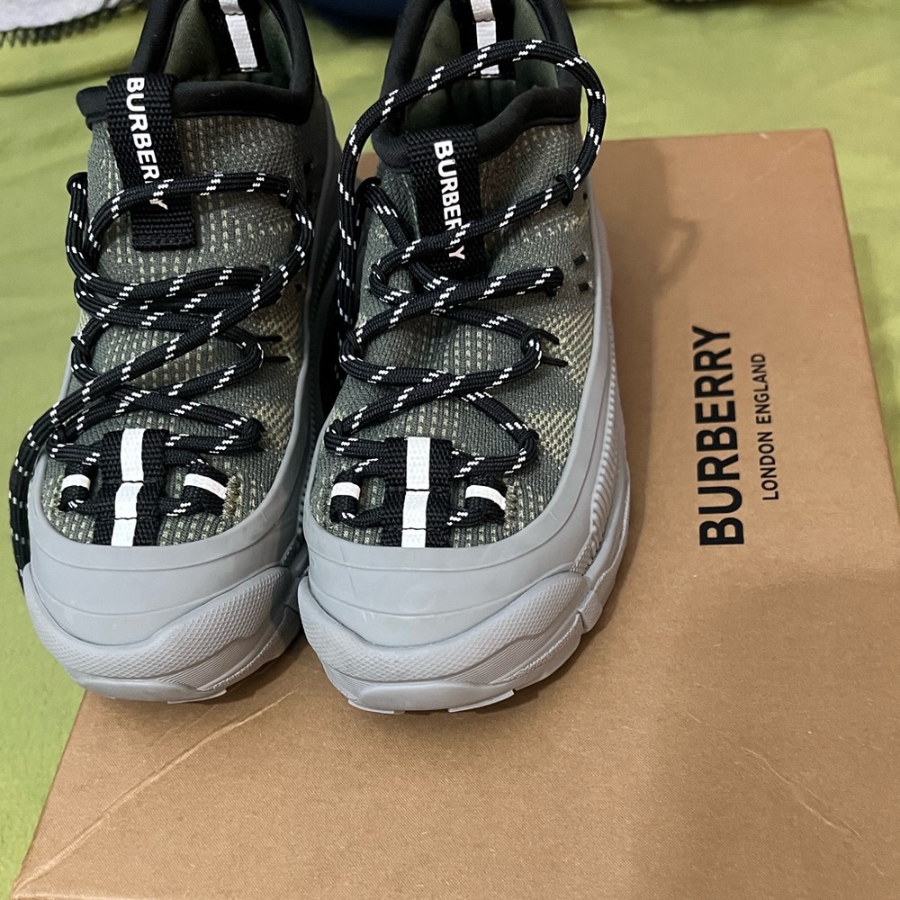 Burberry shoe kid